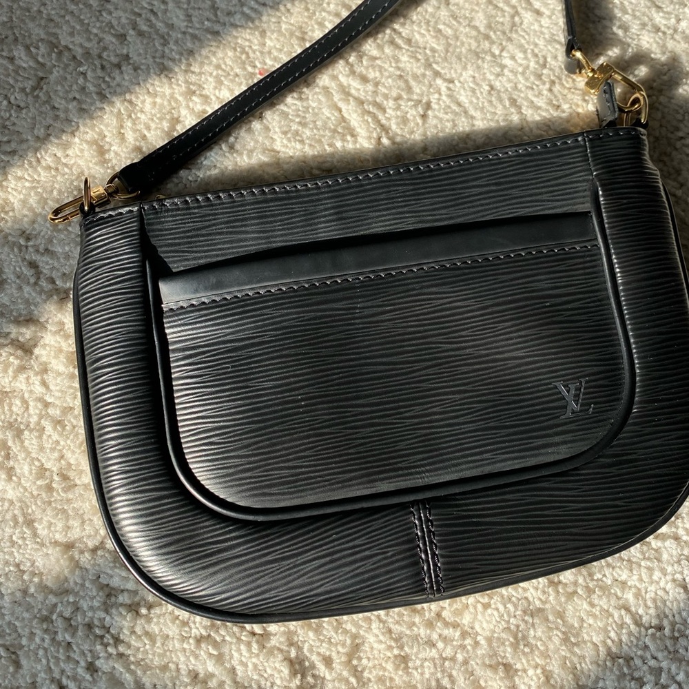 Louis Vuitton Black Epi Leather Sarvanga Crossbody Clutch Bag - Picture 3 of 15